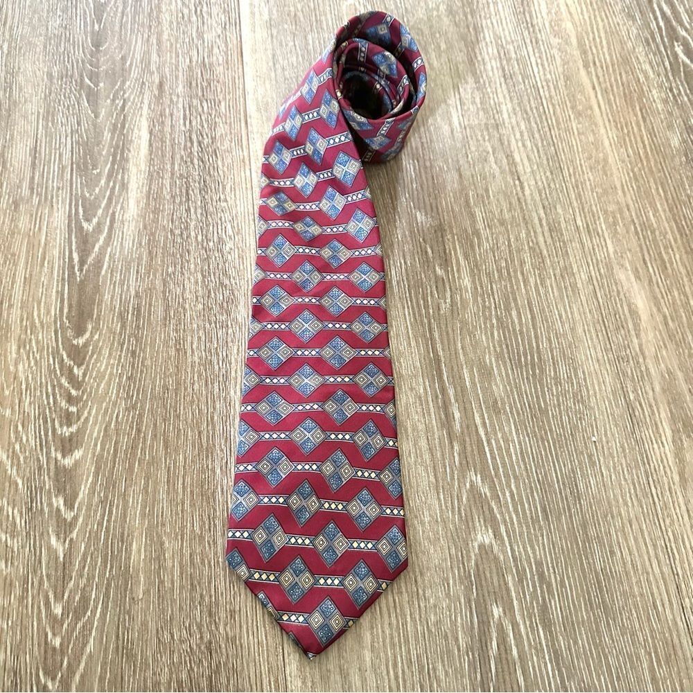The Metropolitan Museum of Art red pattern tie